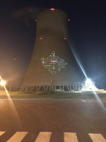 projection laser sur tour aéroréfrigérée